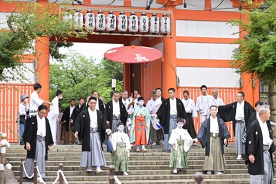 京都・祇園祭始まる　「お千度の儀」の稚児は小6、大役こなし笑顔