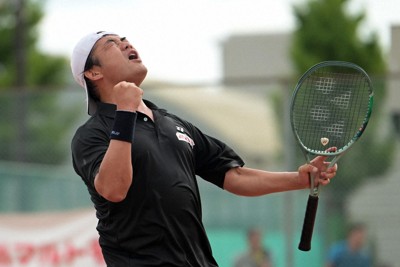 杉村太蔵さん初戦突破　毎日テニス選手権、ベテラン大会の後半開幕