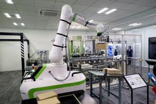 ロボットで仕分け、自動で検査　日立、工場効率改善へＰＲ施設