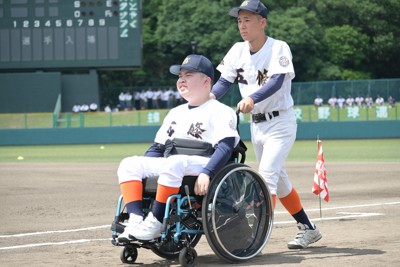 プレーはできなくても　野球愛胸に、車椅子で行進　奈良・五條高