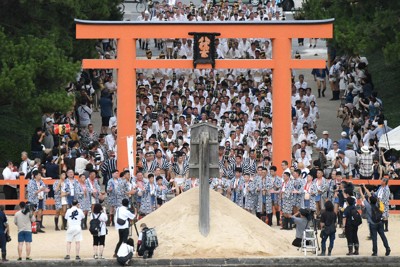 男たち「オッショイ」　お汐井とりで安全祈願　博多祇園山笠