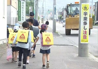 【ヒグマ速報】札幌市西区西野の住宅街近くでまたクマ3頭　警察がパトロール強化　付近の小学校では集団下校　住民は不安募らせる　三角山の自然歩道は閉鎖続く