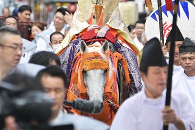 京都・祇園祭　長刀鉾の稚児が「社参の儀」　大勢の行列従え出発