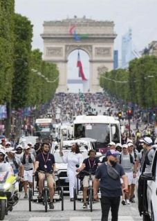 五輪聖火、パリ市内でリレー　革命記念日に華やぐ開催地