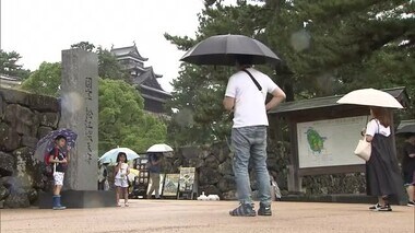 3連休最終日の松江市　あいにくの雨も…観光客は城下町の風情楽しむ　城山公園駐車場は満車状態（島根）