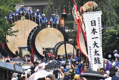 3.8mの大太鼓とどろかせ　北秋田で例大祭　高橋克典さんも参加