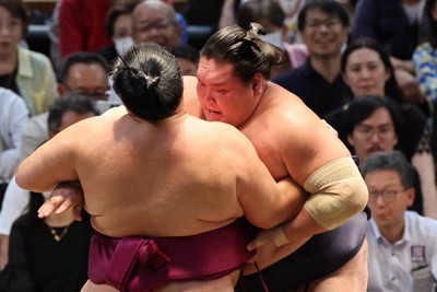 照ノ富士、満身創痍でも4連勝　際立つ地力の強さ　大相撲