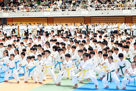 鍛えた技　1514人演武へ　流会派の垣根を越えて74道場460チーム出場　沖縄セルラープレゼンツ・第36回タイムス全沖縄少年少女空手道大会　7月21日、沖縄県立武道館で