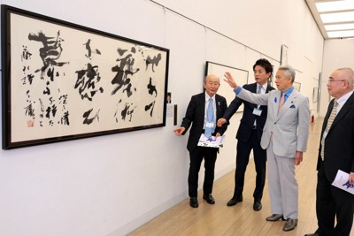 毎日書道展、盛山正仁文科相が鑑賞　4000点展示　国立新美術館