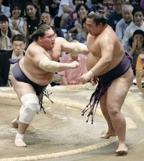 照ノ富士、８戦全勝で勝ち越し　琴桜２敗を堅持、貴景勝３勝目