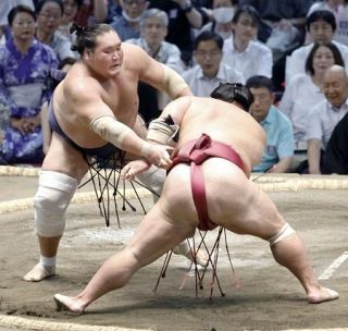 照ノ富士９連勝、単独首位　琴桜２敗守る、大の里４敗目