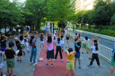 ラジオ体操でパン配布　給食のない夏休み、子ども食堂が朝食支援