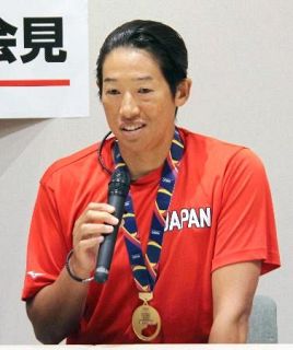 上野由岐子「強さを見せられた」　ソフトボールＷ杯優勝から帰国