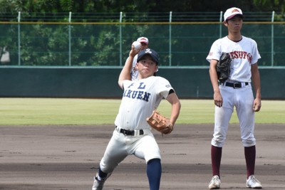 伝統のユニホームで始球式　PL学園軟式野球部、最後の夏へ