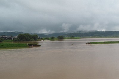 秋田・山形で大雨被害相次ぐ　土砂崩れ、河川氾濫　新幹線も運休