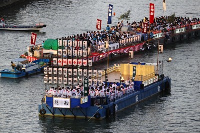 大阪・天神祭はクライマックスに　3000発の花火が夏の夜空彩る