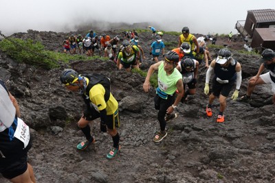 「富士登山競走」　3271人のランナーが駆け上がり、タイム競う