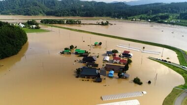 住宅多数が浸水…自衛隊がヘリで住民を救助の瞬間　住宅街に水と土砂流れ込み屋根の上でタオル振り救助求める人も