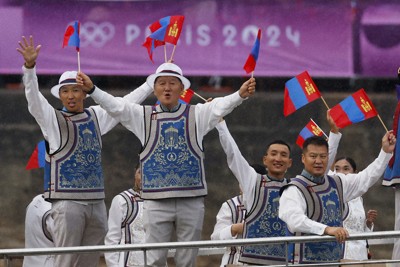 まさに神業　パリ五輪で話題、モンゴル選手団の衣装に世界が注目