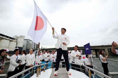 パリ五輪、雨の中開会式「未来を信じる」　17日間の祭典始まる