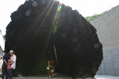 空洞の中に光の舟、巨大彫刻「太陽のふね」　札幌芸術の森で展示