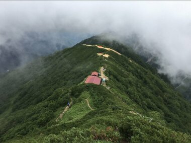 北アルプス西岳で遭難　男性が死亡　テント場で体調不良　27日には燕岳で60代男性が死亡　山岳遭難相次ぐ