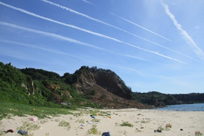 にぎわいはきっと戻る　石川・輪島の琴ケ浜、青空に五線譜