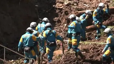 大雨の土砂崩れ現場　行方不明の男性の捜索開始　秋田湯沢市