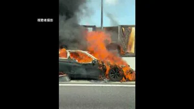 オレンジ色の炎に包まれ激しく黒煙が…首都高川口線で乗用車が炎上　けが人なし　「車が燃えている」運転手自ら通報　東京・足立区