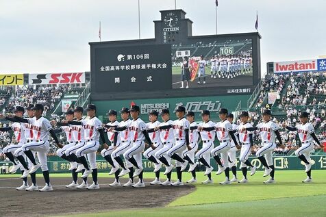 興南、49代表校のトップを切って入場行進　スタンドから拍手や指笛　夏の甲子園の開会式