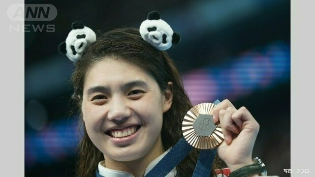 頭の上にパンダ！？　表彰式でカチューシャ話題　競泳女子銅メダルの中国選手