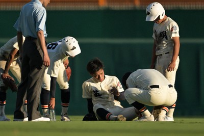 英明の選手が足がつり、一時退く「甲子園は暑かった」　夏の甲子園