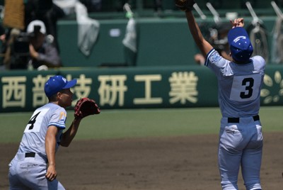 夏の甲子園で珍しいプレー　フライを「ヘディング」→仲間がキャッチ