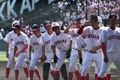 「レッドソックス似ている」聖カタリナのユニホーム話題　夏の甲子園