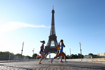 パリ五輪の閉会式直前、半裸の男性がエッフェル塔登る　AP報道