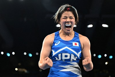 鏡優翔が金メダル　女子最重量級で日本初　レスリング76キロ級