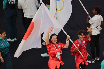 北口榛花と半井重幸が旗手務める　パリ・オリンピック閉会式