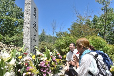 空の安全願う　日航機墜落事故39年、遺族ら230人が慰霊登山