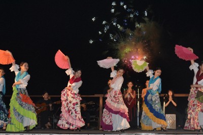 オーレ！　花火とフラメンコ、華麗な競演　女子学生らが舞披露