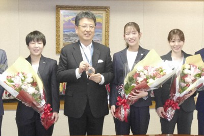 「幸せを感じた」　パリ五輪バドミントン女子3選手が熊本市長と懇談