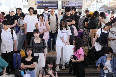 台風一過、Uターンラッシュピーク　予約の振り替え客らで混雑