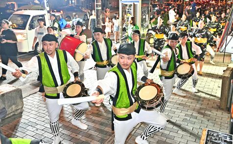 「旧盆って感じ」道ジュネーに住民の胸躍る　エイサー舞う、沖縄市の中の町青年会　撮影しながら追いかける観光客も