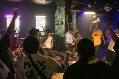 ダーツバーで轟音ライブ　浦添市屋富祖　 味あるレトロ街「足を運ぶきっかけに」