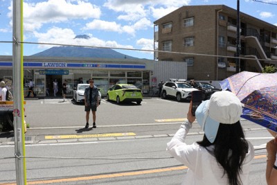 富士山撮影スポットの幕、一時撤去　台風7号接近で　再設置予定