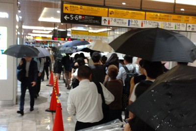 都内で大雨、帰宅時間直撃　新宿駅では水漏れ、構内で傘差す姿も