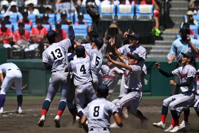 京都国際が初優勝　夏の甲子園決勝　関東一をタイブレークで破る