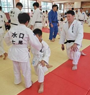 東京の柔道教室に石川の小中学生　日大主催、リオ銀・原沢が講師