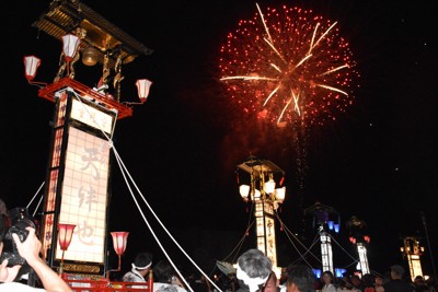 「街を元気に」　輪島大祭でキリコ巡行、高校生企画の花火に歓声