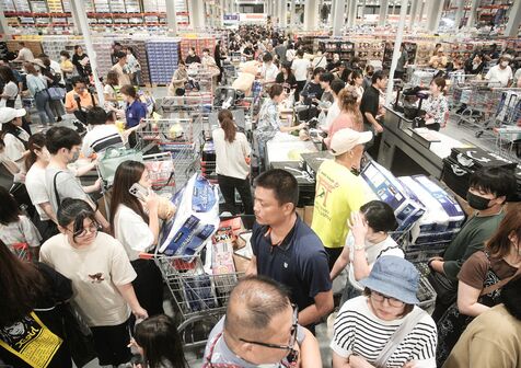 コストコ南城店がオープン　沖縄県内初進出、店前には1000人の行列　周辺では大規模な交通渋滞