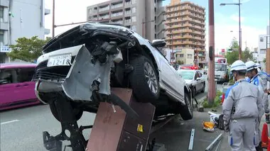 国道で車がガードパイプに突っ込みなぎ倒す　配電盤に乗り上げて停止…周辺では停電発生　福岡・久留米市